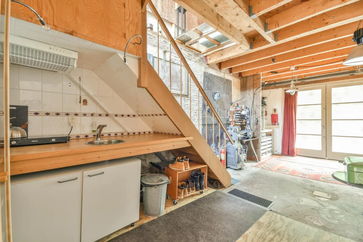 Model Dapur Bawah Tangga yang Sempit